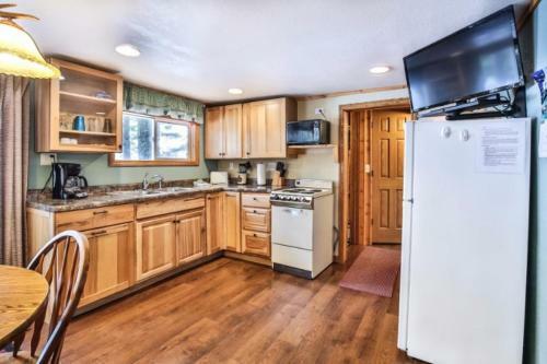 Cottage 2 - Hiller's Pine Haven