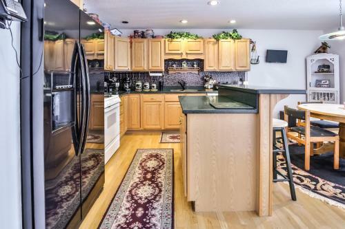 Pickerel Point Executive Home - Hiller Vacation Homes Home