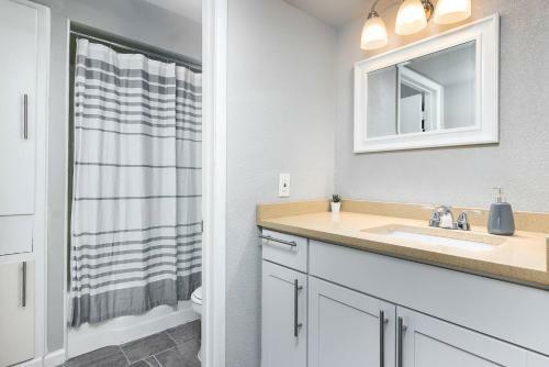 Apartamento Quiet + Cozy 1br | Walk To Downtown | Parking