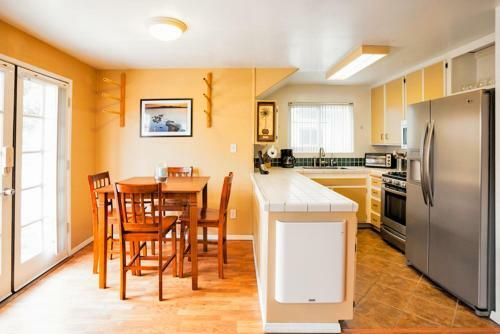 #725 - Beach And Bay Getaway Two-bedroom Apartment