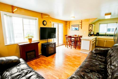 #725 - Beach And Bay Getaway Two-bedroom Apartment