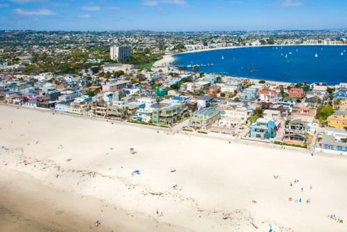 #725 - Beach And Bay Getaway Two-bedroom Apartment