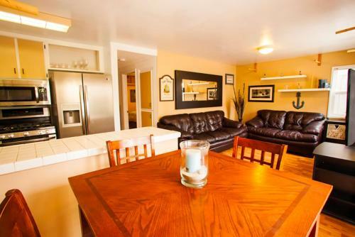 #725 - Beach And Bay Getaway Two-bedroom Apartment