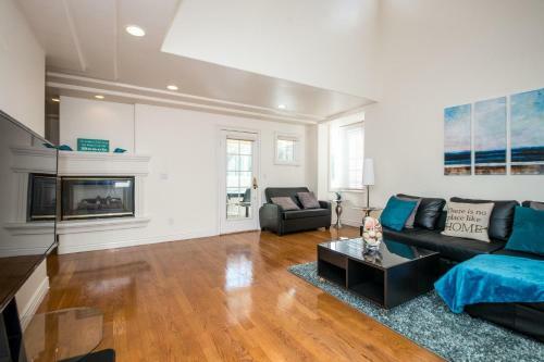 Immaculate Triplex Home Steps To Windansea Beach!