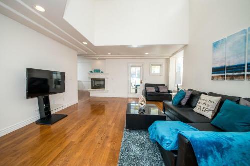 Immaculate Triplex Home Steps To Windansea Beach!