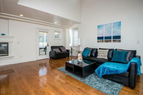 Immaculate Triplex Home Steps To Windansea Beach!