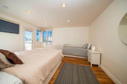 Immaculate Triplex Home Steps To Windansea Beach!