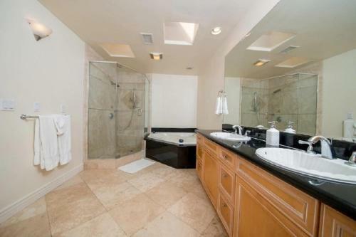 Immaculate Triplex Home Steps To Windansea Beach!