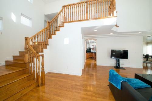 Immaculate Triplex Home Steps To Windansea Beach!