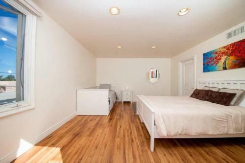 Immaculate Triplex Home Steps To Windansea Beach!