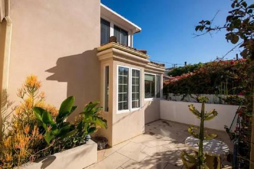 Immaculate Triplex Home Steps To Windansea Beach!