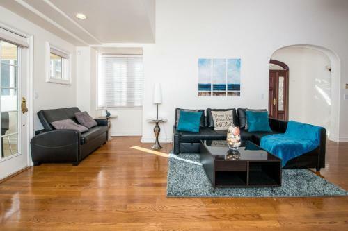 Immaculate Triplex Home Steps To Windansea Beach!
