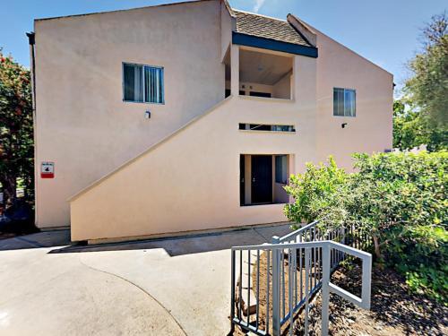 3238 Ashford Street Apartment Unit "i" Apts