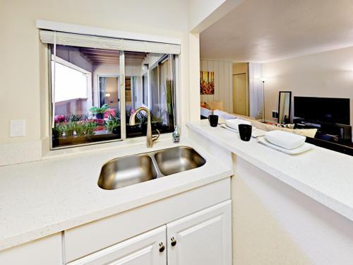 3238 Ashford Street Apartment Unit "i" Apts