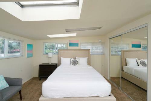 Three-bedroom, Three-bath Apt In Pacific Beach