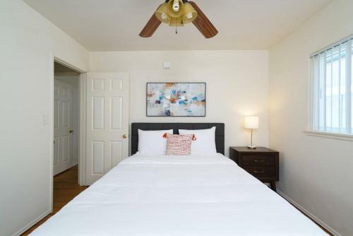 Three-bedroom, Three-bath Apt In Pacific Beach