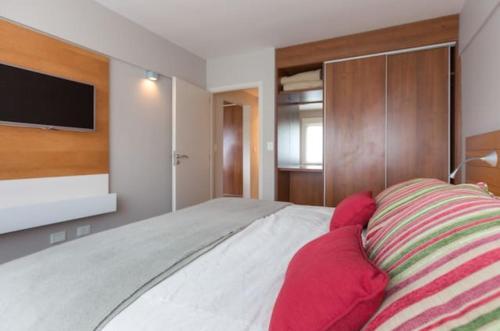 Lakefront One-bedroom Apartment