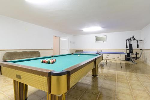 Guia Villa Sleeps 10 Pool Air Con Wifi