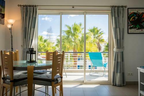 B06 - Top-floor Marina Club 2 Bed Apartment.