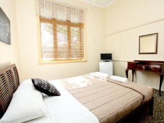 Hotel Bowen Terrace Accommodation - Hostel