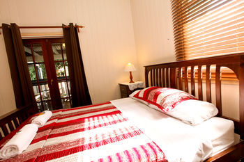 Hotel Bowen Terrace Accommodation - Hostel