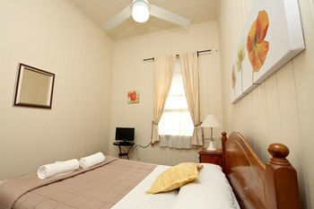 Hotel Bowen Terrace Accommodation - Hostel