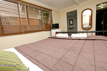 Hotel Bowen Terrace Accommodation - Hostel