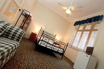 Hotel Bowen Terrace Accommodation - Hostel