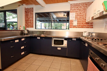 Hotel Bowen Terrace Accommodation - Hostel