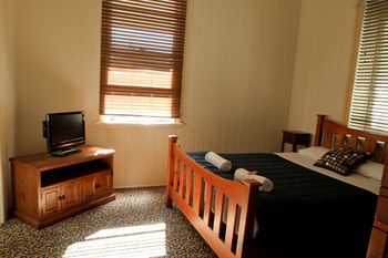 Hotel Bowen Terrace Accommodation - Hostel