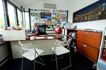 Hotel Bowen Terrace Accommodation - Hostel
