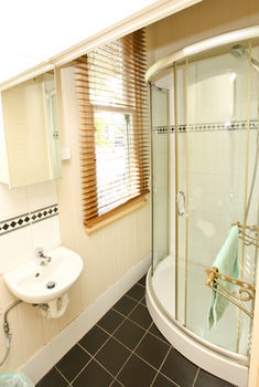 Hotel Bowen Terrace Accommodation - Hostel
