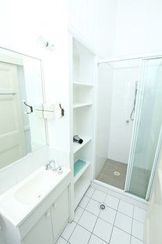 Hotel Bowen Terrace Accommodation - Hostel