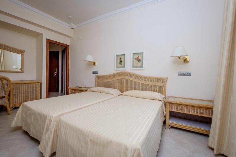 Montjoi By Brava Hoteles