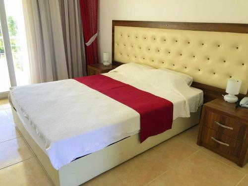 Hostal Rose Gardens Boutique & Pool & Restaurant