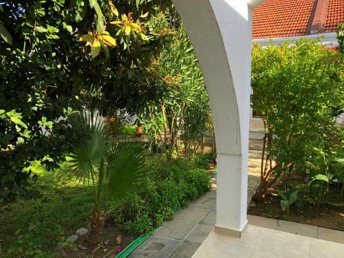 Hostal Rose Gardens Boutique & Pool & Restaurant