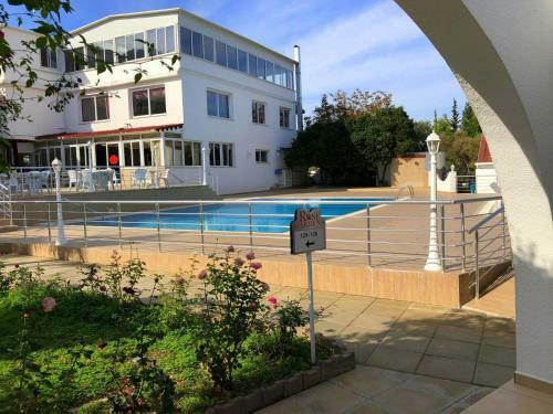 Hostal Rose Gardens Boutique & Pool & Restaurant