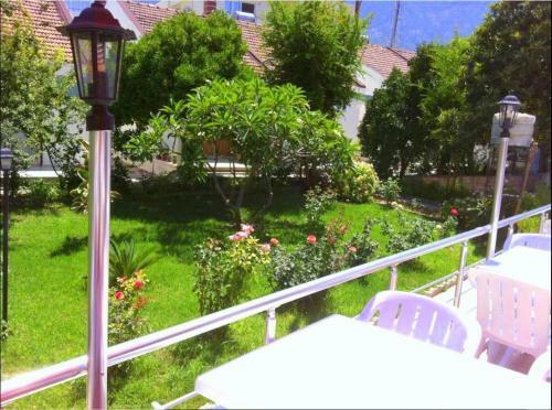 Hostal Rose Gardens Boutique & Pool & Restaurant