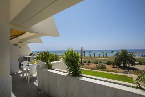 Apartamento Larnaca Sunshore Beachfront Suite