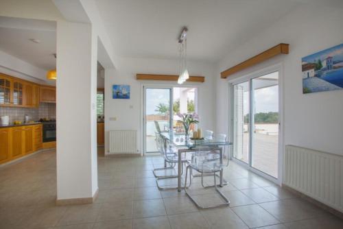 ?imagine Renting A Villa With Very Large Pool? Protaras Villa 98