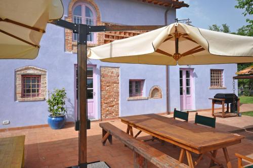 Altopascio Villa Sleeps 17 Pool Air Con Wifi