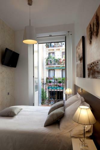 Hostal THC Latina Hostel