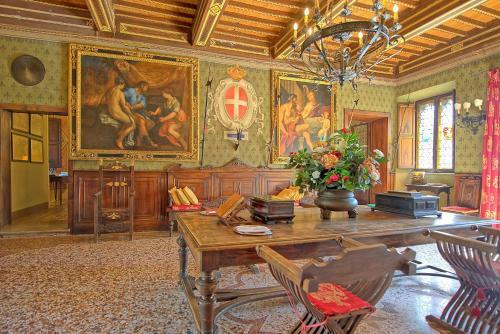 Campiglia Marittima Chateau Sleeps 20 Pool Air Con