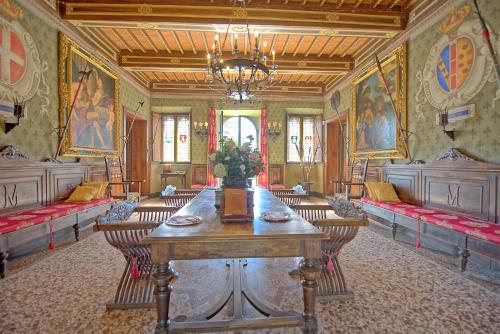 Campiglia Marittima Chateau Sleeps 20 Pool Air Con