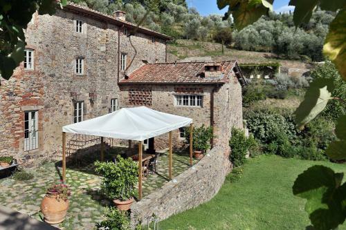 Vorno Villa Sleeps 11 Wifi