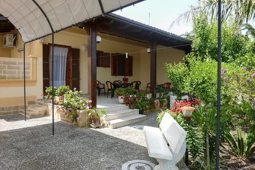 Cottage In Torre Dell'orso With Garden M198
