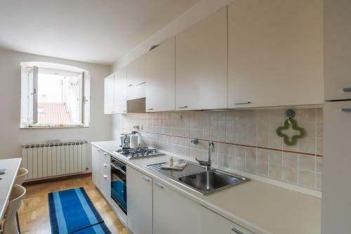 Apartamento Triestevillas Imbriani, Hyper Central Duplex, Rooftop View, 4+2 Guests