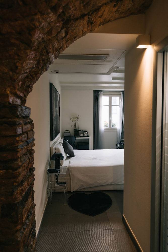 Avenue Hotel