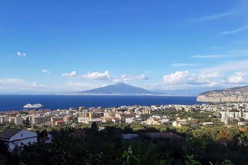 Sorrento Villa Sleeps 6 Air Con Wifi