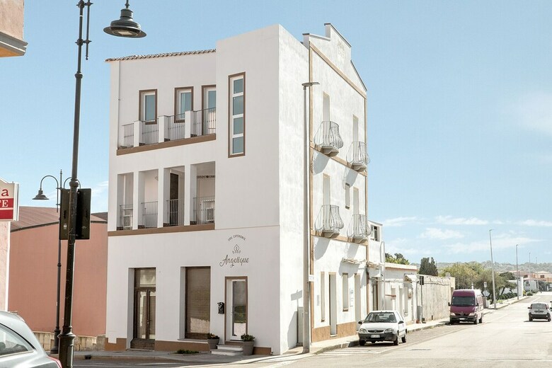 Hostal Angelique B&B